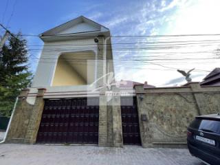 Дом, 422.7 м², 6 соток
