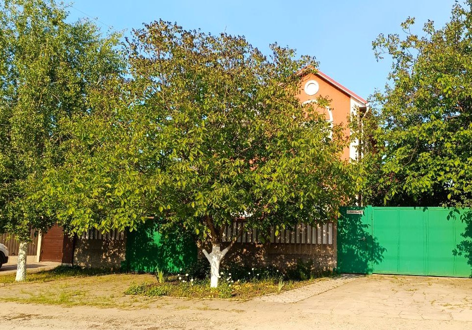 Чем чище и уютнее в доме и вокруг него, тем больше шансов бюыстро его продать. Фото автора