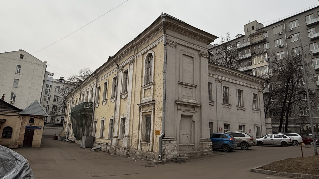 Есть легенда, будто бы Наполеон смотрел с этого, ныне завешенного сеткой, балкона на горящую Москву. Фото: Мир Квартир