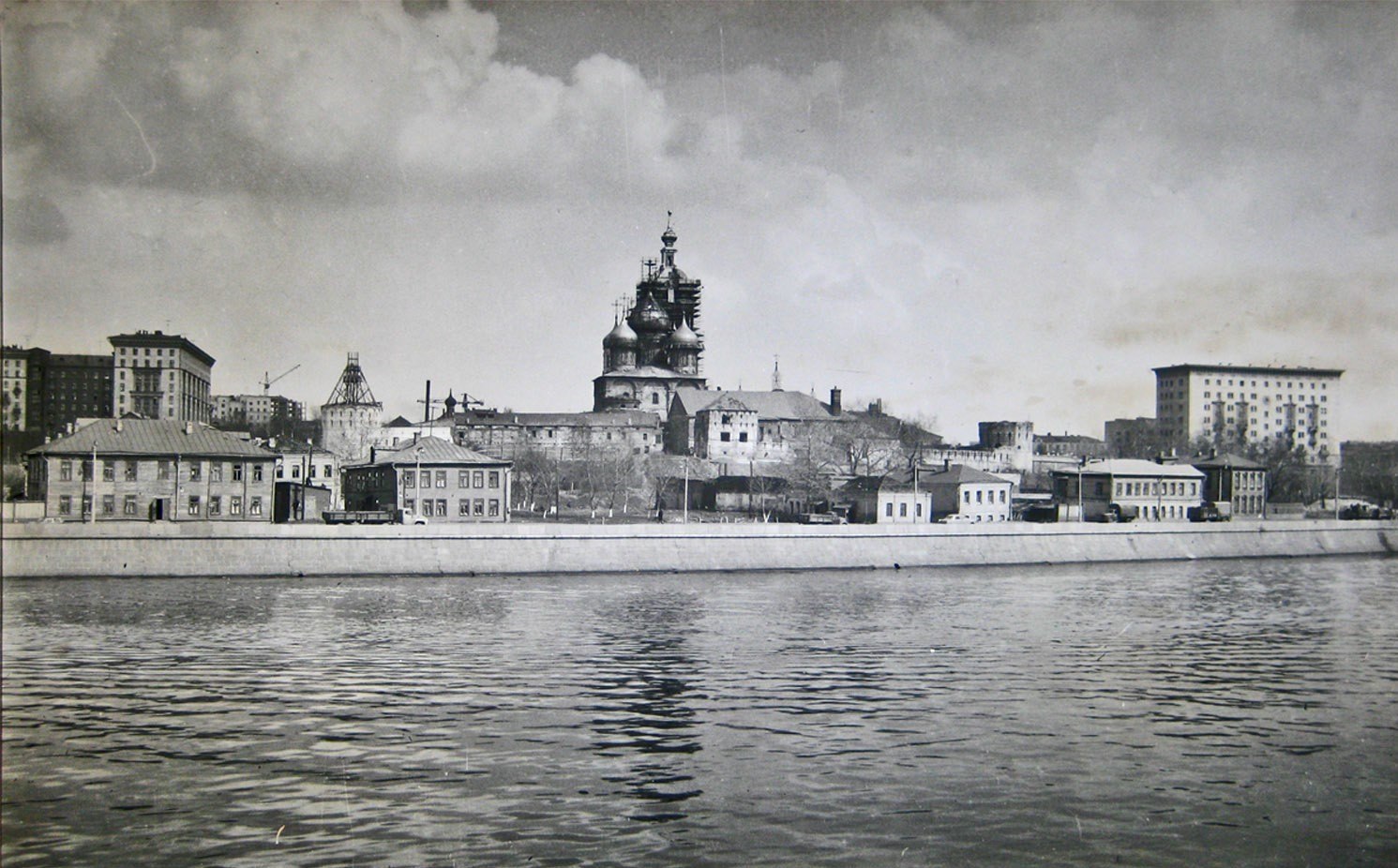 На фото 1967 года видно сталинки слева и особняки, на месте которых в будущем появится парк. Фото: pastvu.com