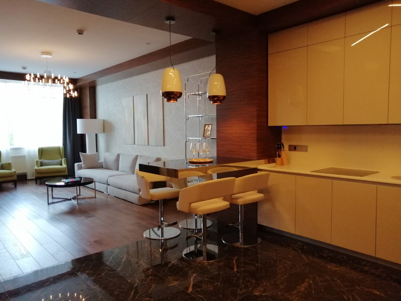 С помощью светильников можно зонировать помещение. Фото: Мир Квартир