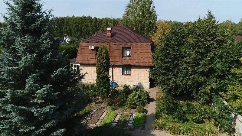 Дом из бруса отделан кирпичом и декорирован сайдингом. Фото: Мир Квартир