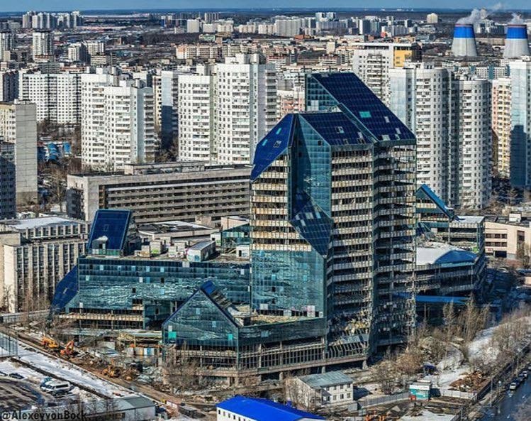 Москва синий. Кристалл на Юго Западной. Стекляшка на Юго-Западной. Зенит Юго-Западная. Зенит здание в Москве.