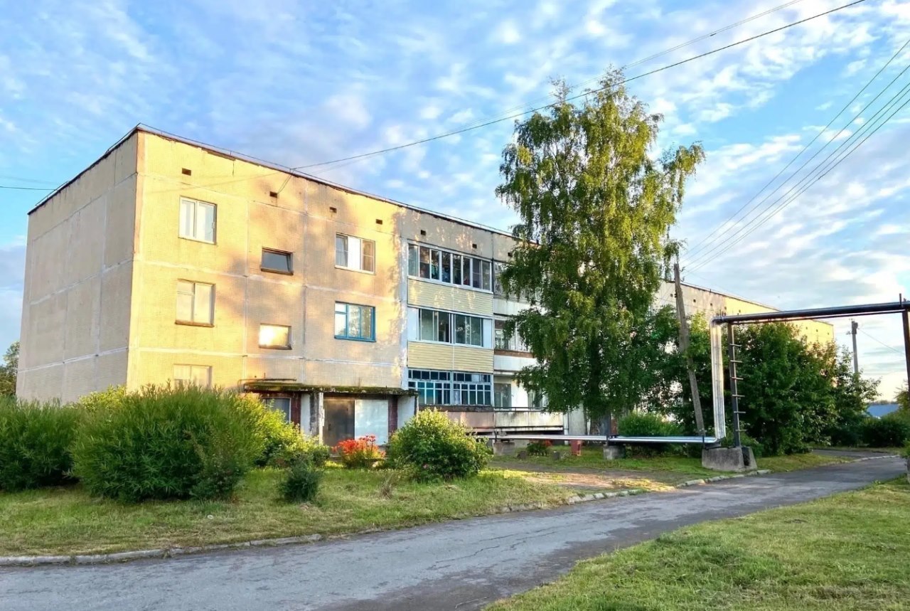В Тихвинском районе Ленинградской области можно купить «трешку» вот в таком доме. Фото: spb.domclick.ru