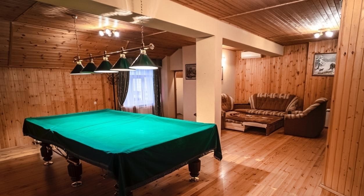 Дом, в котором можно играть в бильярд, а во дворе жарить шашлык, предлагают за 120 тыс. Фото: Мир Квартир
