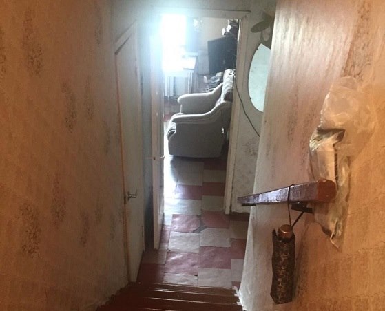 За 7,9 млн рублей продают квартиру с лестницей, ведущей на балкон. Фото: spb.cian.ru